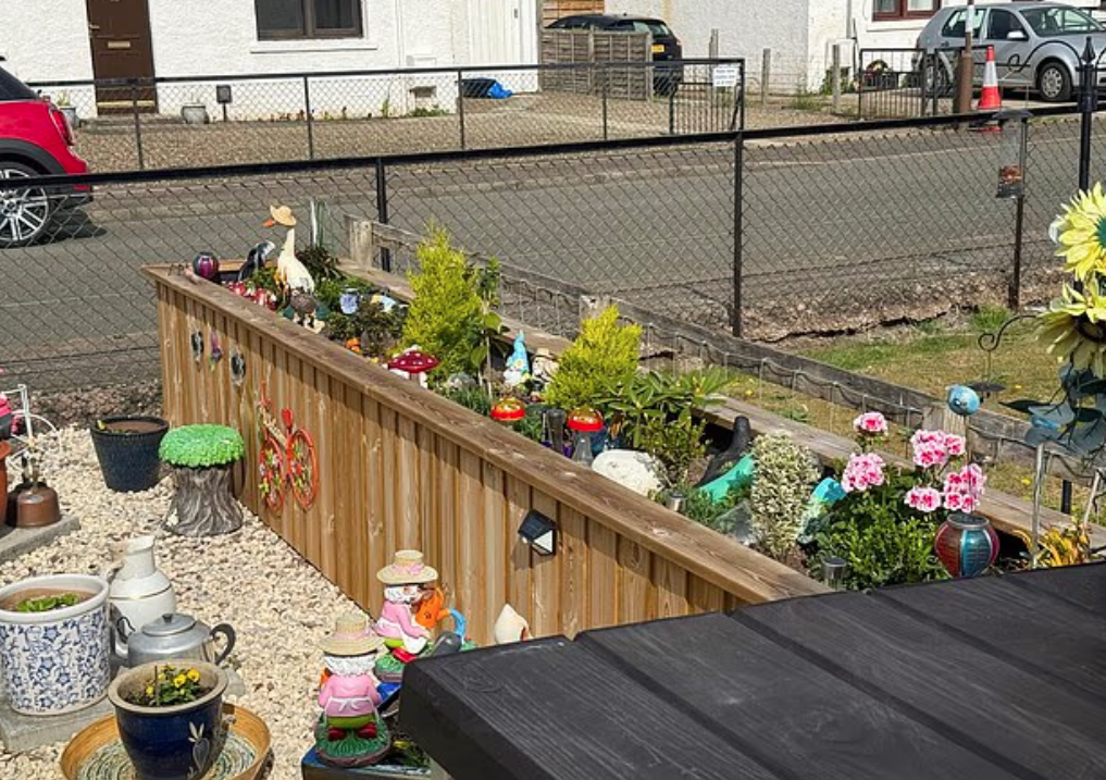 花槽設於自家前庭,旁邊是鄰居的花園,事主因「長時間照料花草」指被鄰居投訴侵犯私隱。(互聯網)