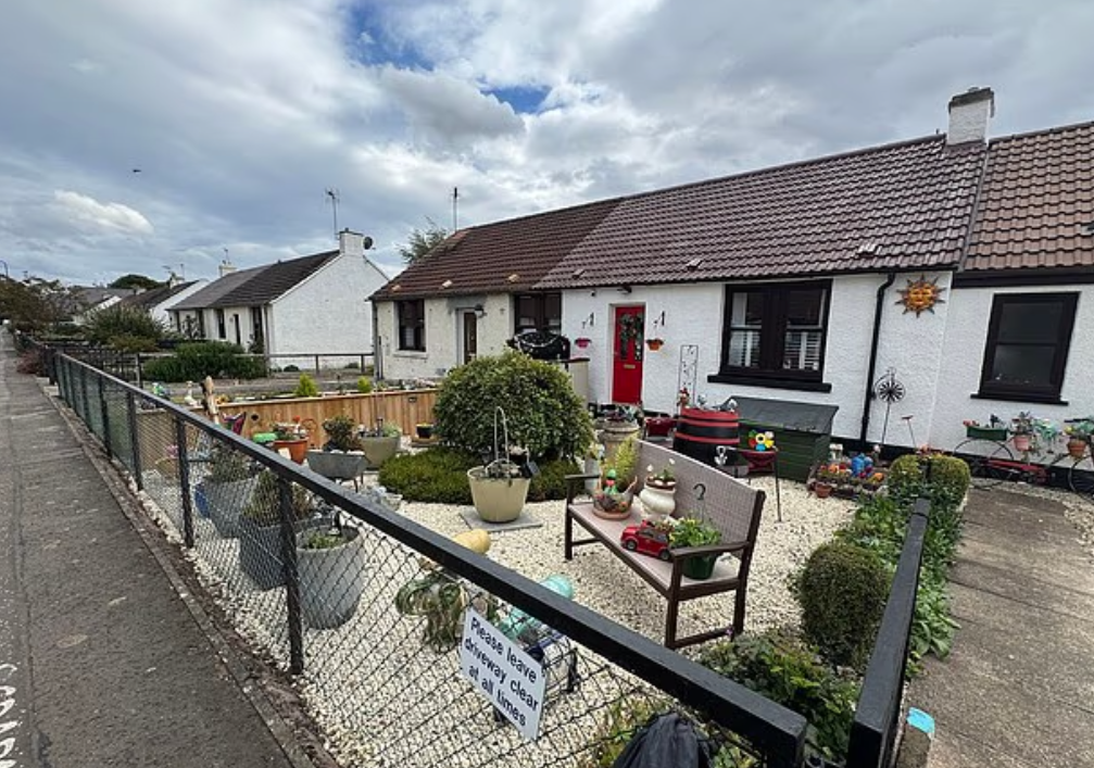 花槽設於自家前庭,旁邊是鄰居的花園,事主因「長時間照料花草」指被鄰居投訴侵犯私隱。(互聯網)