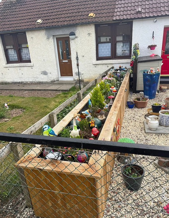 花槽設於自家前庭,旁邊是鄰居的花園,事主因「長時間照料花草」指被鄰居投訴侵犯私隱。(互聯網)