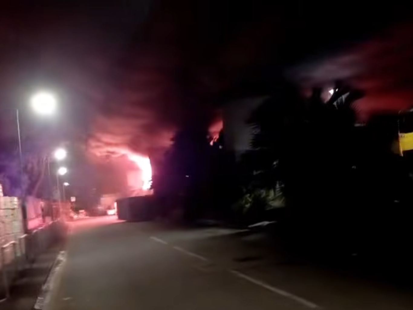 貨車當時火勢猛烈,不時更傳出爆炸聲。(馬路的事討論區)