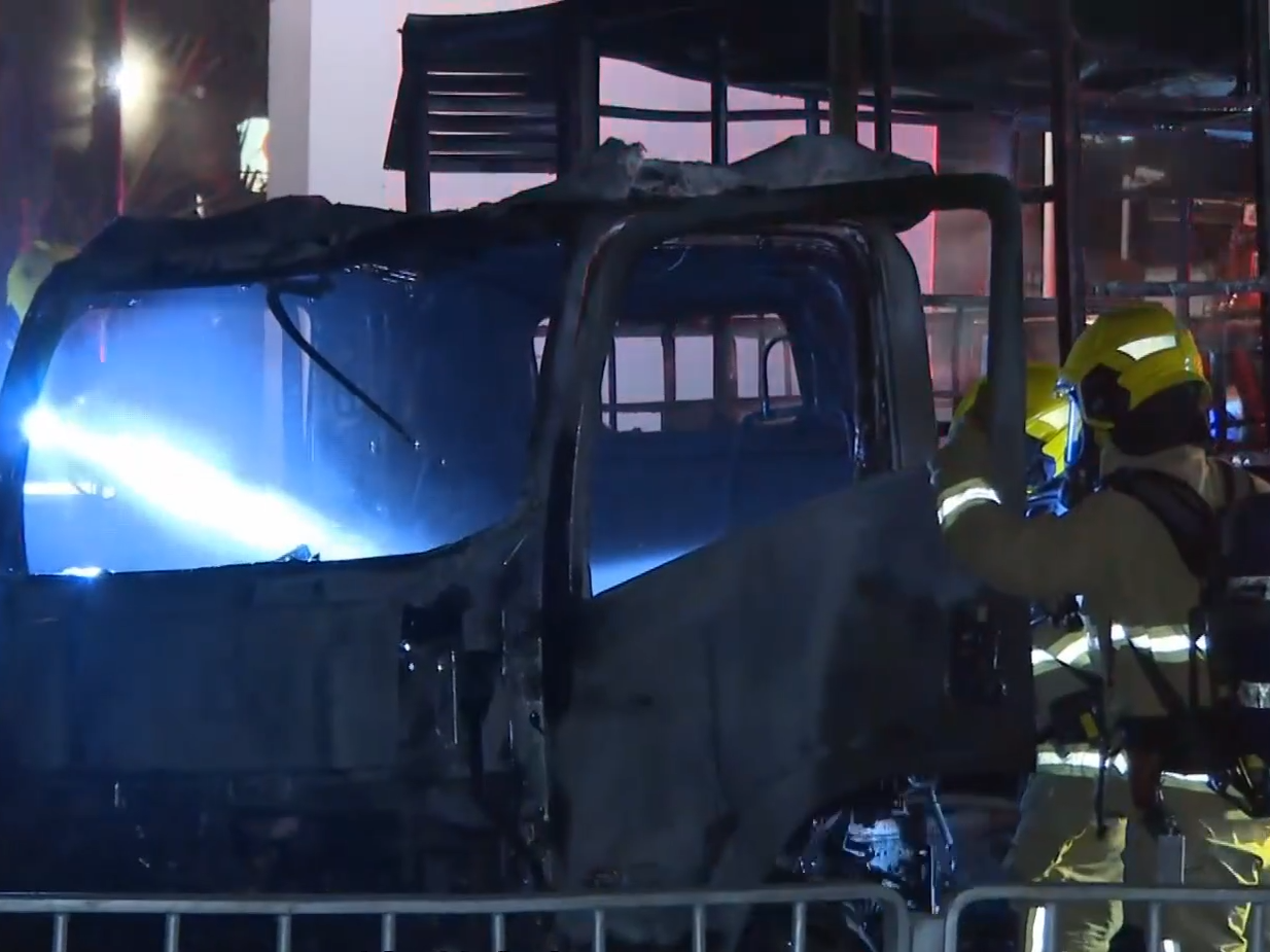 一輛貨車被燒到僅餘車架。(有線新聞截圖)