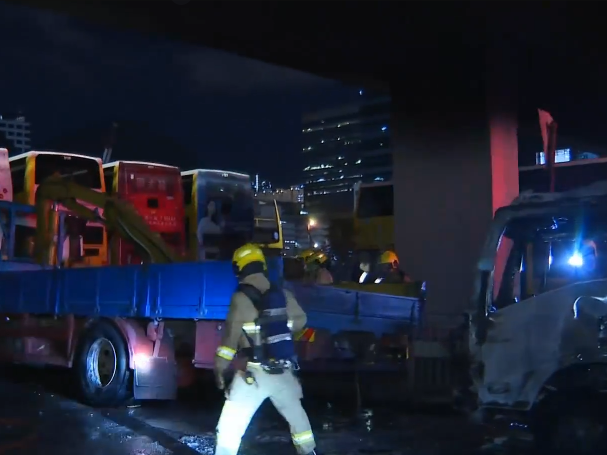 前方吊臂車車尾輕微燒毀。(有線新聞截圖)