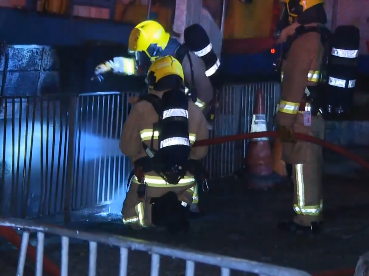 消防將火救熄,並在現場檢獲助燃劑。(有線新聞截圖)