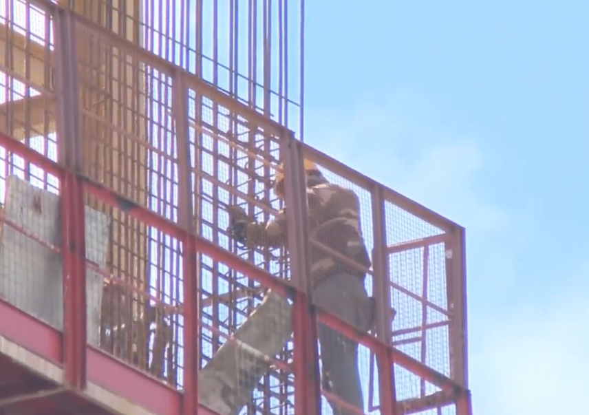 小欖「樂安排」簡約公屋項目有撑板螺絲被剪短,房屋局及建築署高度重視,已向承建商「安保-俊和聯營」發出書面警告。(有線新聞畫面)