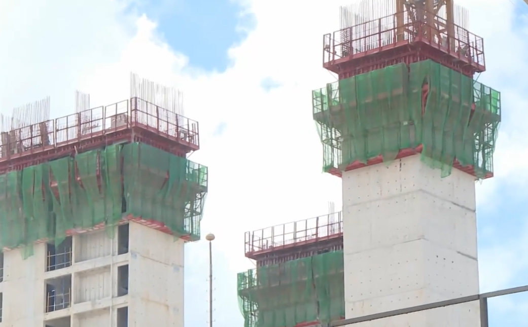 小欖「樂安排」簡約公屋項目有撑板螺絲被剪短,房屋局及建築署高度重視,已向承建商「安保-俊和聯營」發出書面警告。(有線新聞畫面)