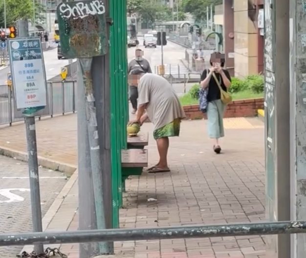 社交平台近日流傳影片,可見葵涌邨一名大叔把小巴站座椅當砧板切西瓜,目擊者表示擔憂,形容「呢個行徑都幾得人驚」。(Threads)