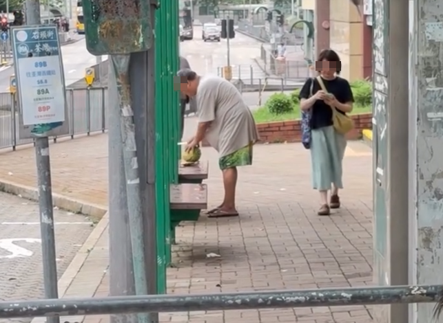 社交平台近日流傳影片,可見葵涌邨一名大叔把小巴站座椅當砧板切西瓜,目擊者表示擔憂,形容「呢個行徑都幾得人驚」。(Threads)