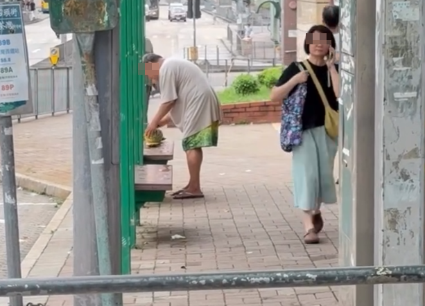 社交平台近日流傳影片,可見葵涌邨一名大叔把小巴站座椅當砧板切西瓜,目擊者表示擔憂,形容「呢個行徑都幾得人驚」。(Threads)
