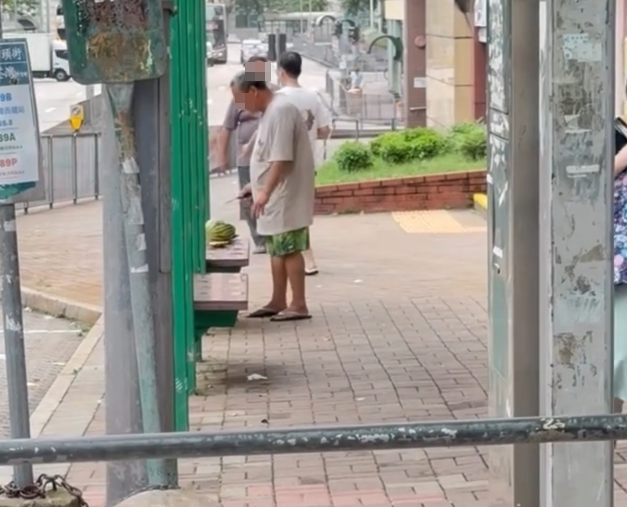 社交平台近日流傳影片,可見葵涌邨一名大叔把小巴站座椅當砧板切西瓜,目擊者表示擔憂,形容「呢個行徑都幾得人驚」。(Threads)