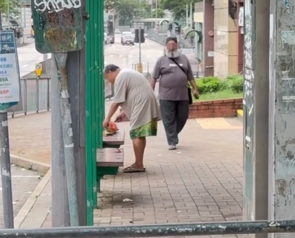 社交平台近日流傳影片,可見葵涌邨一名大叔把小巴站座椅當砧板切西瓜,目擊者表示擔憂,形容「呢個行徑都幾得人驚」。(Threads)