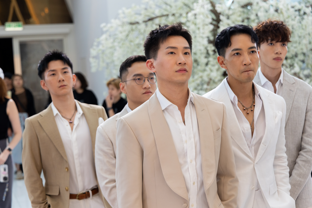 七位求愛勇者穿上禮服,於布置浪漫的禮堂中進行「終極配對」。