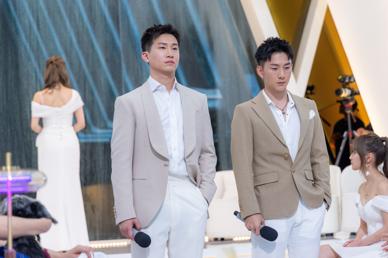 葉蒨文陷「2揀1 Dilemma」。