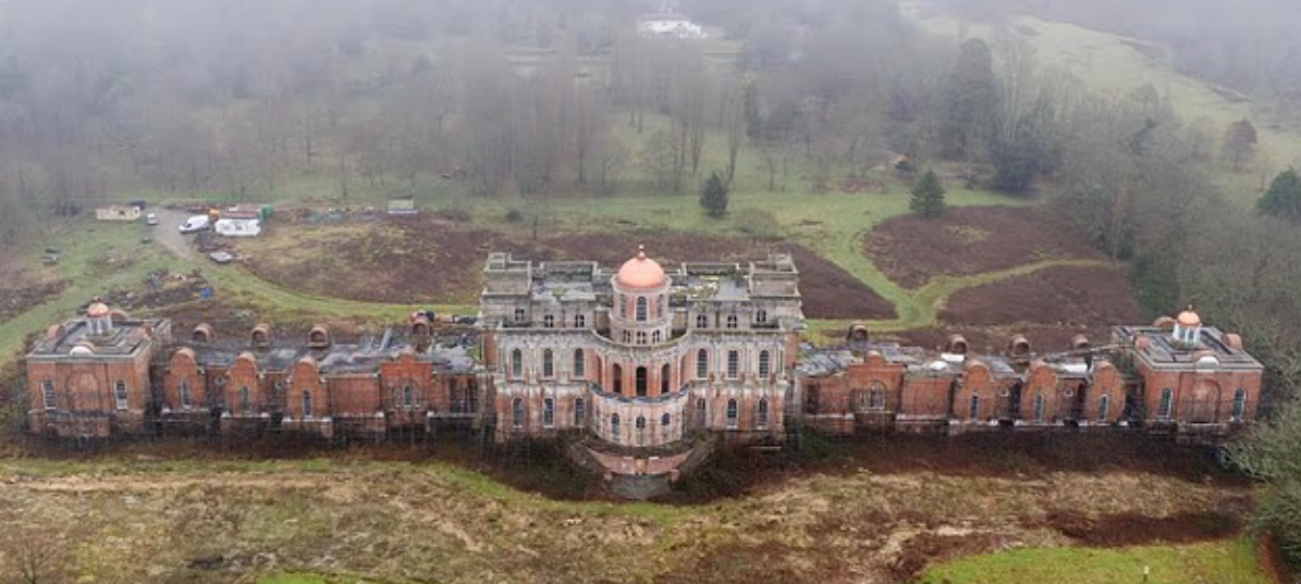 豪宅「漢密爾頓宮」(Hamilton Palace)停工40年,居民聲稱已淪為「吸毒者天堂」。(互聯網)