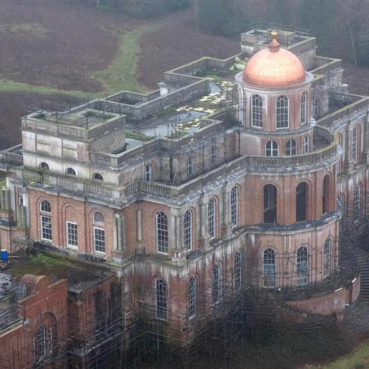 豪宅「漢密爾頓宮」(Hamilton Palace)停工40年,居民聲稱已淪為「吸毒者天堂」。(互聯網)