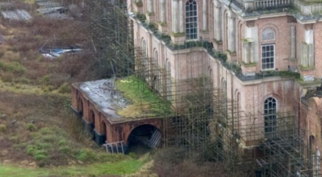 豪宅「漢密爾頓宮」(Hamilton Palace)停工40年,居民聲稱已淪為「吸毒者天堂」。(互聯網)