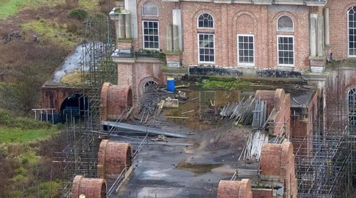 豪宅「漢密爾頓宮」(Hamilton Palace)停工40年,居民聲稱已淪為「吸毒者天堂」。(互聯網)