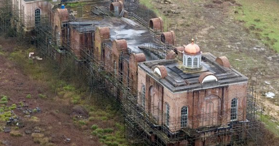 豪宅「漢密爾頓宮」(Hamilton Palace)停工40年,居民聲稱已淪為「吸毒者天堂」。(互聯網)