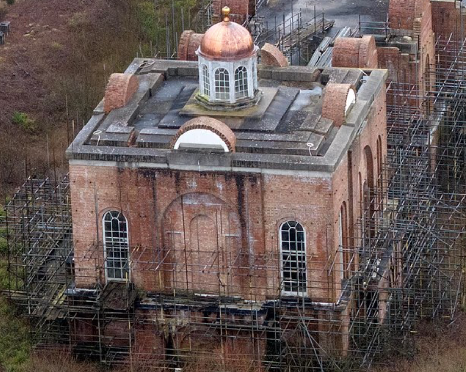 豪宅「漢密爾頓宮」(Hamilton Palace)停工40年,居民聲稱已淪為「吸毒者天堂」。(互聯網)