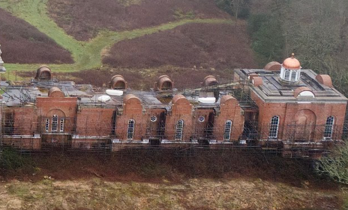 豪宅「漢密爾頓宮」(Hamilton Palace)停工40年,居民聲稱已淪為「吸毒者天堂」。(互聯網)