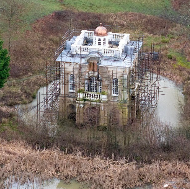 豪宅「漢密爾頓宮」(Hamilton Palace)停工40年,居民聲稱已淪為「吸毒者天堂」。(互聯網)