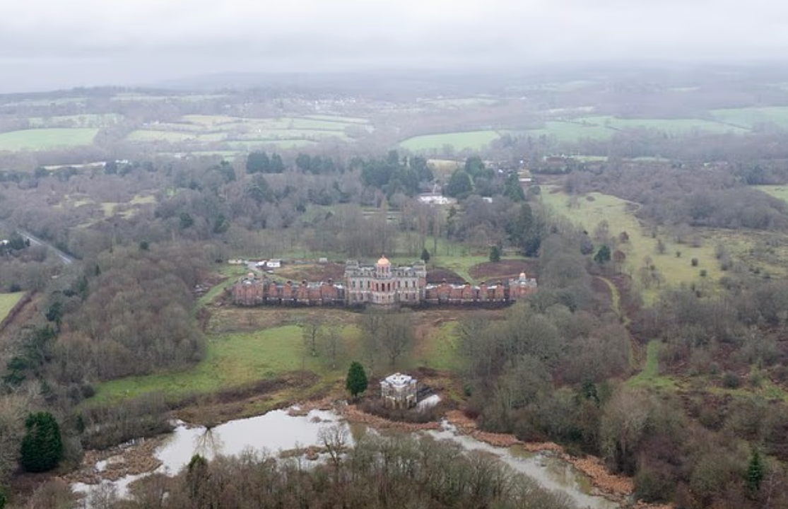 豪宅「漢密爾頓宮」(Hamilton Palace)停工40年,居民聲稱已淪為「吸毒者天堂」。(互聯網)