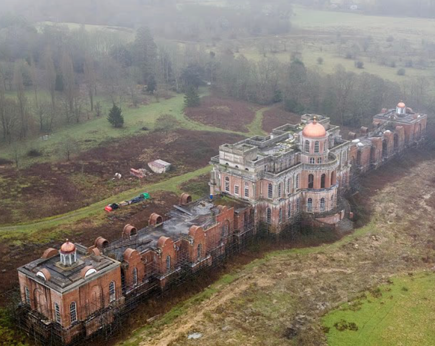 豪宅「漢密爾頓宮」(Hamilton Palace)停工40年,居民聲稱已淪為「吸毒者天堂」。(互聯網)