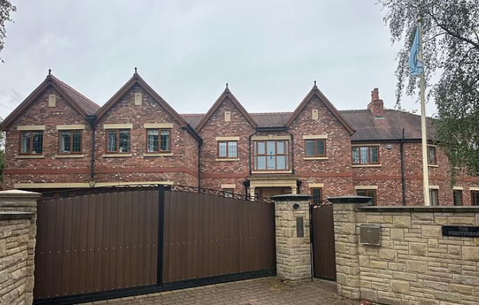 哈頓被發現倒斃在寓所內,終年46歲。(互聯網)