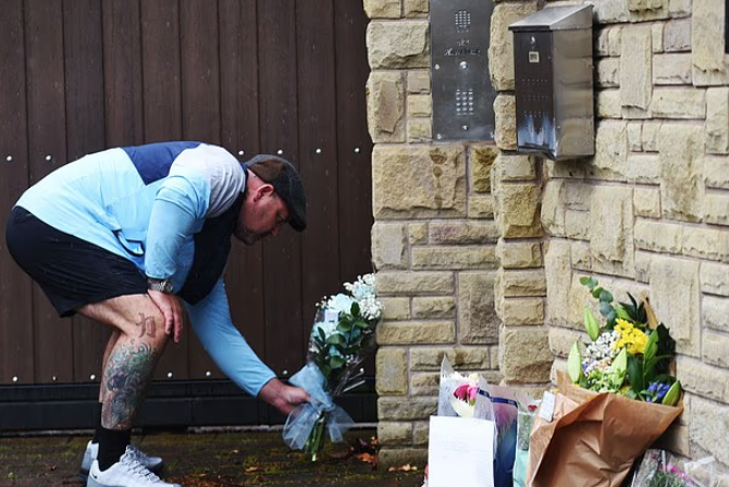 民眾在哈頓寓所外獻花。(互聯網)