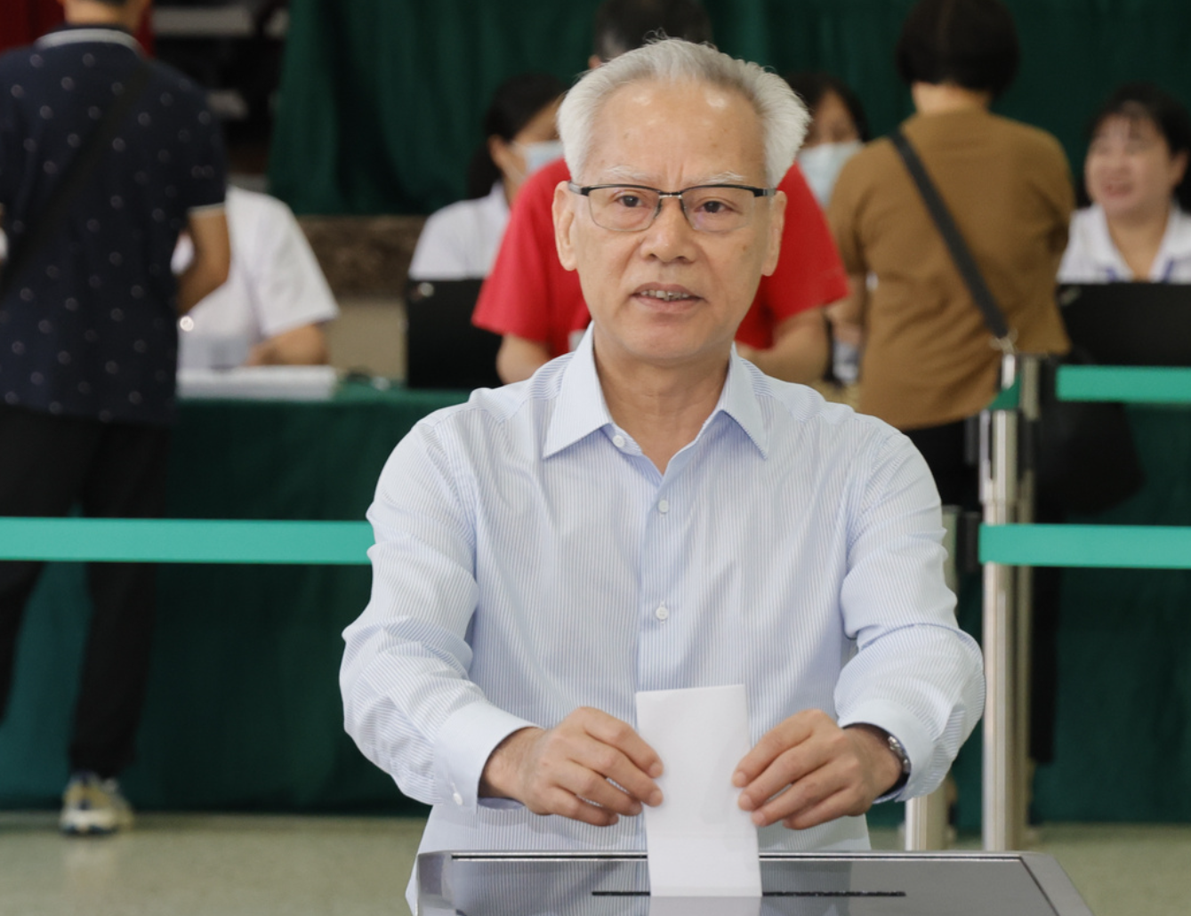 澳門立法會選舉,行政長官岑浩輝投票。(澳門新聞局)