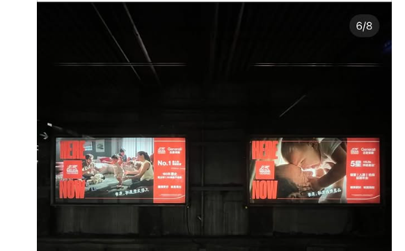 有網民質疑該圖是否由人工智能(AI)生成,樓主回應「張相喺真嘅, 唔喺Gen出嚟」,亦有人附和「乜鬼都話AI,你話P圖都仲有可能,AI生成嘅話左右兩邊路線圖一定錯哂」。另有人質疑左方玻璃門外廣告「張相九成九係AI整出來」,但其他網民發現的確是來自一間保險公司於港鐵的廣告。