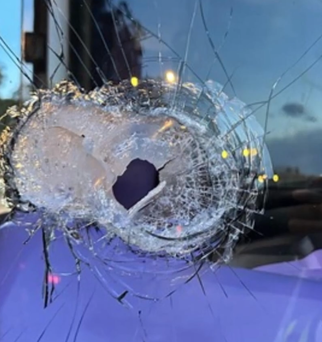 涉事城巴車頭擋風玻璃留下一個洞。(電視截圖)