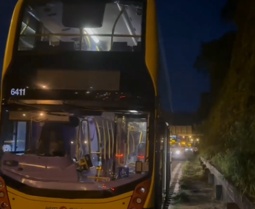 涉事城巴車頭擋風玻璃留下一個洞。(電視截圖)