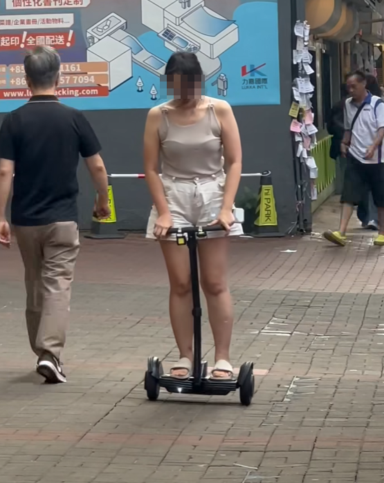 一名女子在觀塘行人路涉違法駕駛電動滑板車,險些撞到一名老婦。「車cam L(香港群組)FB」