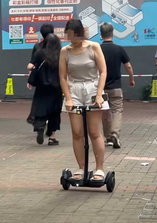 一名女子在觀塘行人路涉違法駕駛電動滑板車,險些撞到一名老婦。「車cam L(香港群組)FB」