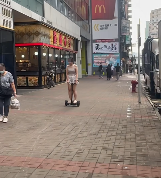 一名女子在觀塘行人路涉違法駕駛電動滑板車,險些撞到一名老婦。「車cam L(香港群組)FB」