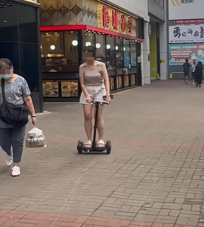 一名女子在觀塘行人路涉違法駕駛電動滑板車,險些撞到一名老婦。「車cam L(香港群組)FB」