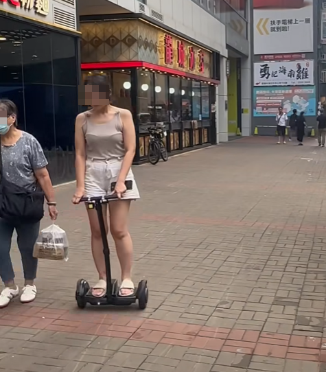一名女子在觀塘行人路涉違法駕駛電動滑板車,險些撞到一名老婦。「車cam L(香港群組)FB」