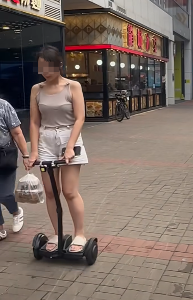 一名女子在觀塘行人路涉違法駕駛電動滑板車,險些撞到一名老婦。「車cam L(香港群組)FB」