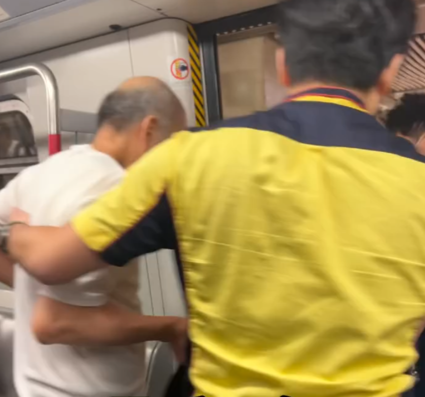 港鐵旺角站有兩名少女疑遭阿伯非禮,停站時企車門阻列車行駛要求對方落車,隨後有多名男乘客「加入」罵戰要求老伯落車,最終老伯跟着職員下車,但堅稱自己沒有非禮。(Threads)