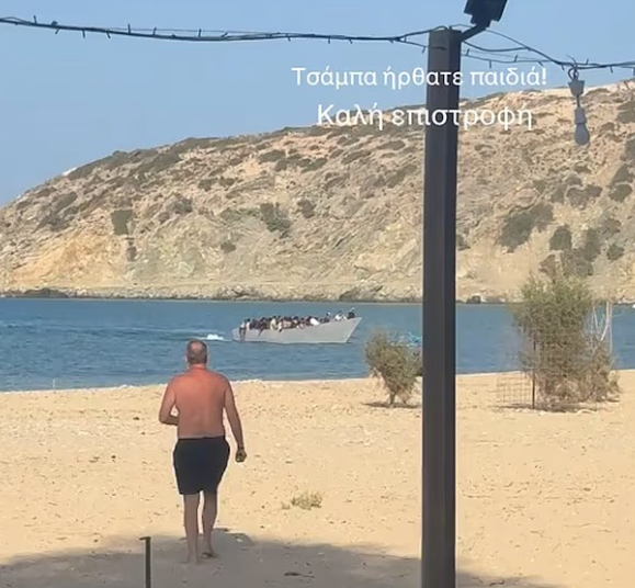 泳客阻止人蛇在沙灘上岸。(互聯網)