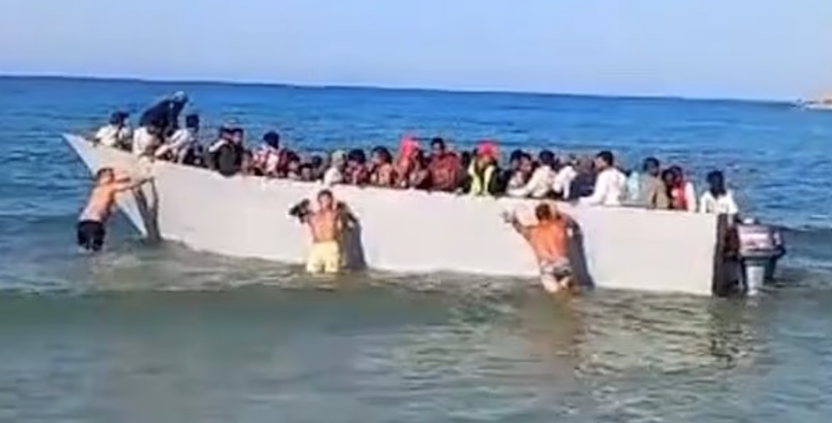 泳客阻止人蛇在沙灘上岸。(互聯網)