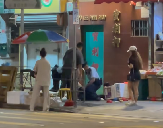 油麻地登打士街凌晨發生襲擊案,一名男子與女友爭執期間向其施襲,途人見狀報案。警員到場時該男子情緒激動,合力將其按地制服。(車cam L(香港群組))