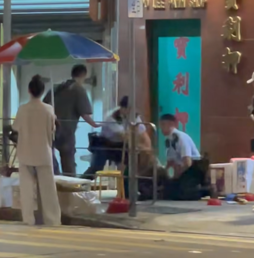 油麻地登打士街凌晨發生襲擊案,一名男子與女友爭執期間向其施襲,途人見狀報案。警員到場時該男子情緒激動,合力將其按地制服。(車cam L(香港群組))