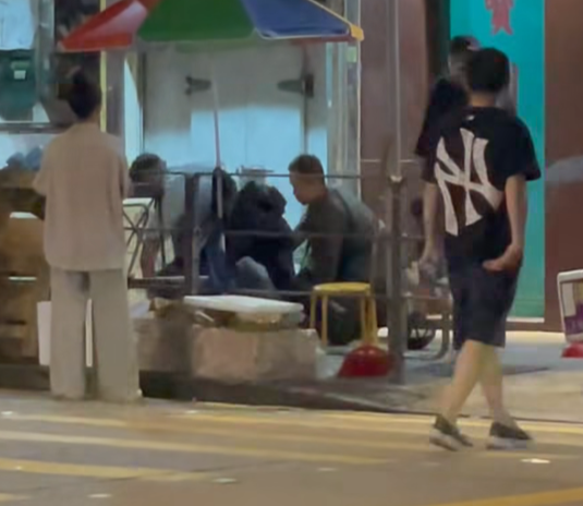 油麻地登打士街凌晨發生襲擊案,一名男子與女友爭執期間向其施襲,途人見狀報案。警員到場時該男子情緒激動,合力將其按地制服。(車cam L(香港群組))