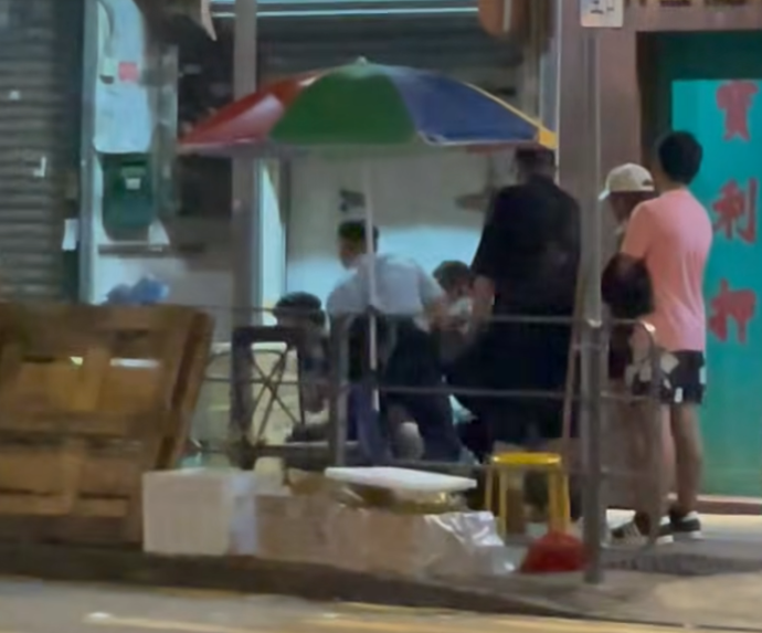 油麻地登打士街凌晨發生襲擊案,一名男子與女友爭執期間向其施襲,途人見狀報案。警員到場時該男子情緒激動,合力將其按地制服。(車cam L(香港群組))