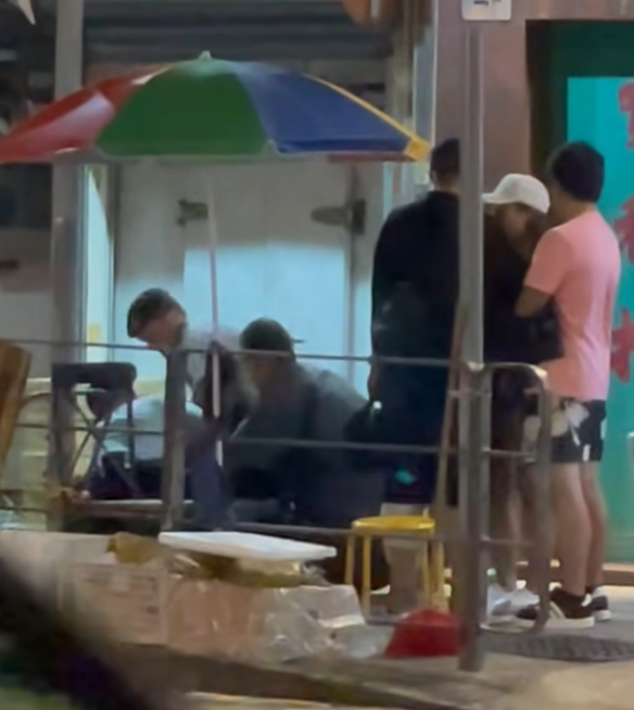 油麻地登打士街凌晨發生襲擊案,一名男子與女友爭執期間向其施襲,途人見狀報案。警員到場時該男子情緒激動,合力將其按地制服。(車cam L(香港群組))