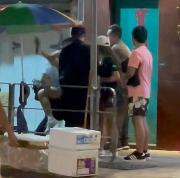 油麻地登打士街凌晨發生襲擊案,一名男子與女友爭執期間向其施襲,途人見狀報案。警員到場時該男子情緒激動,合力將其按地制服。(車cam L(香港群組))