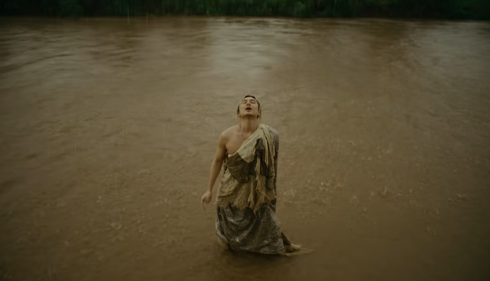 藤井風於泰國大象保護區與大象共度了一段時間,為MV增添溫暖和靈性。