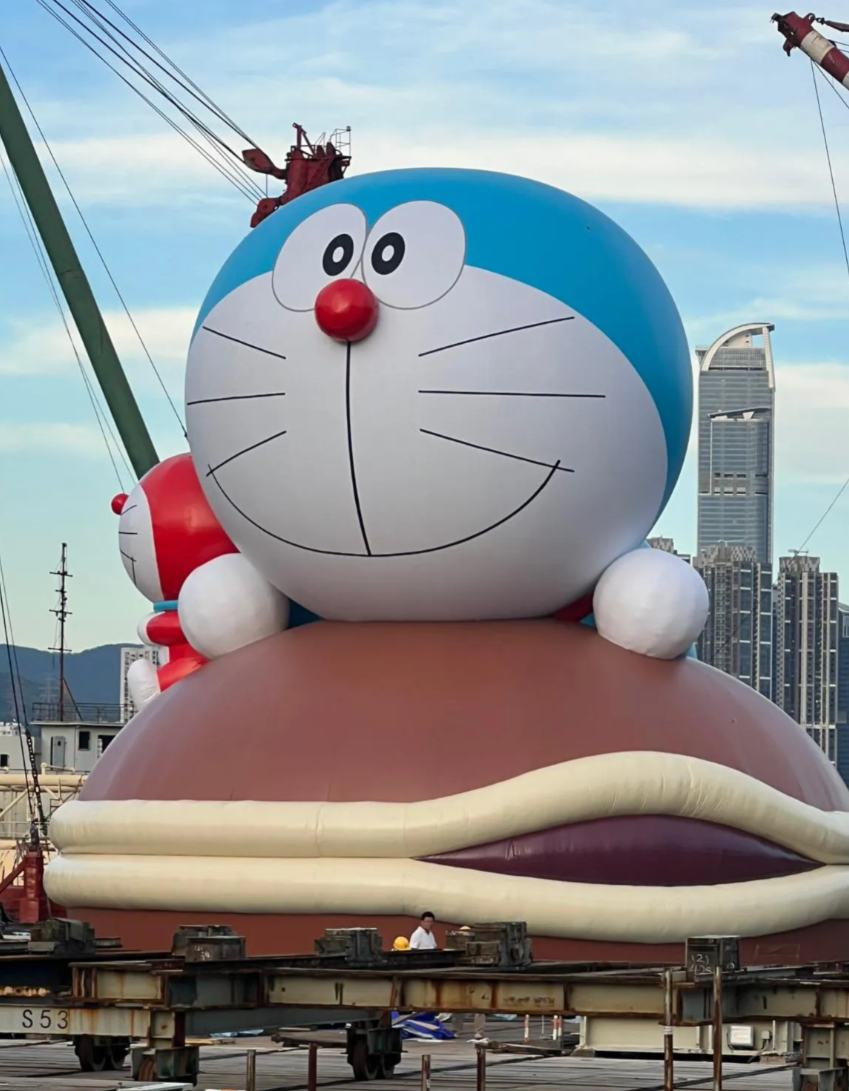 有網民拍攝到青衣船塢出現一個巨型多啦A夢充氣公仔(圖片來源:Threads@dun.164)
