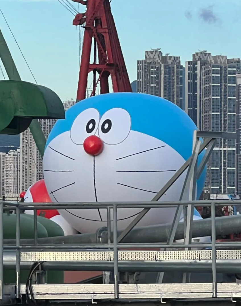 有網民拍攝到青衣船塢出現一個巨型多啦A夢充氣公仔(圖片來源:Threads@dun.164)